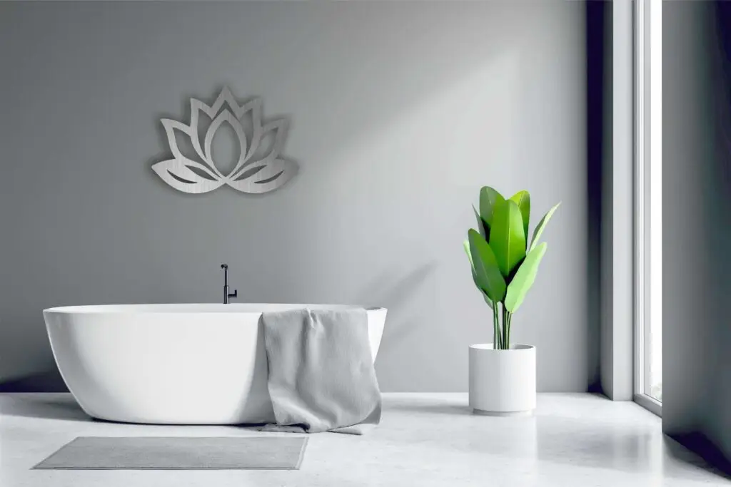 Wanddeko Lotusblume aus Edelstahl an einer Badwand