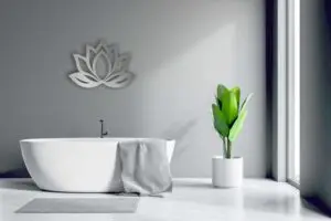 Wanddeko Lotusblume aus Edelstahl an einer Badwand
