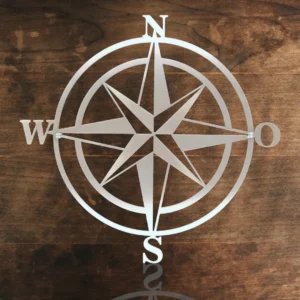maritime wanddeko metall edelstahl schlichter kompass vor holz