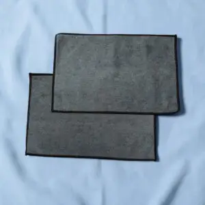 2er pack microfasertuecher vor blauem hintergrund