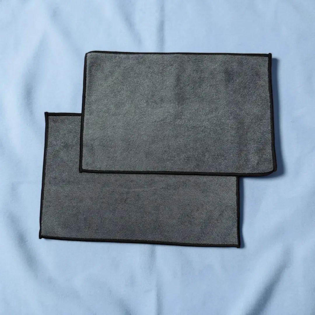 2er pack microfasertuecher vor blauem hintergrund