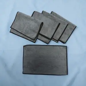 microfasertuecher 5 pack vor blauem hintergrund