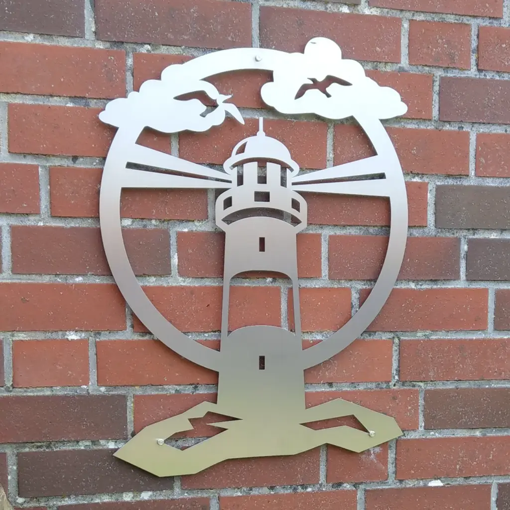 maritime wanddeko leuchtturm mit möwen vor eienr klinkerwand