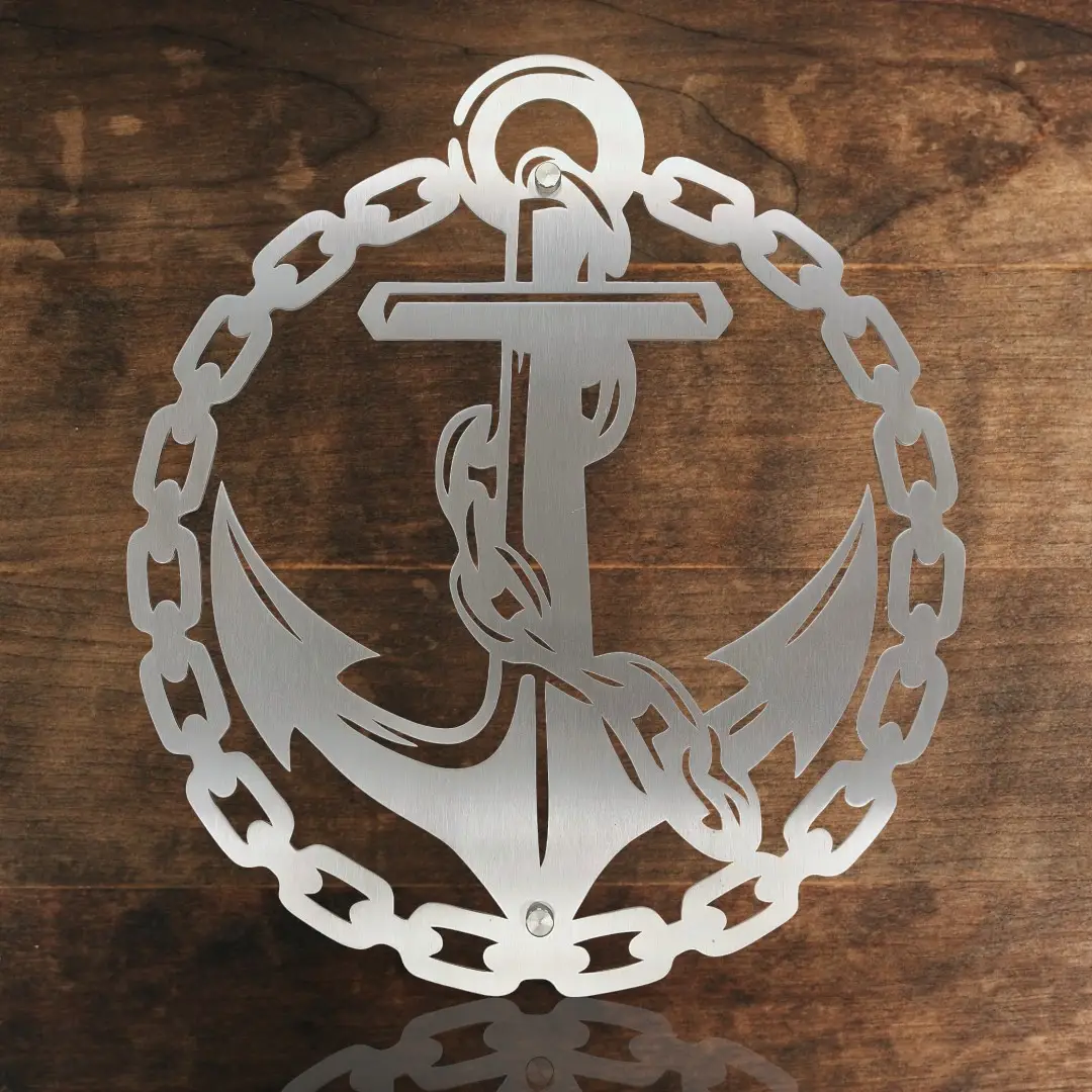 maritime wanddeko metall edelstahl anker mit ketten vor holzwand