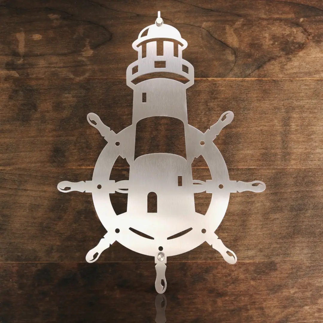maritime wanddeko metall edelstahl leuchtturm mit steuerrad vor maritimer wand