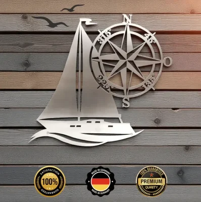 metall deko schiff mit kompass vor holzwand